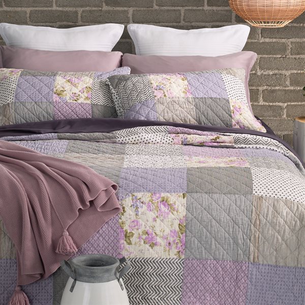 Théoline lilac patchwork quilt